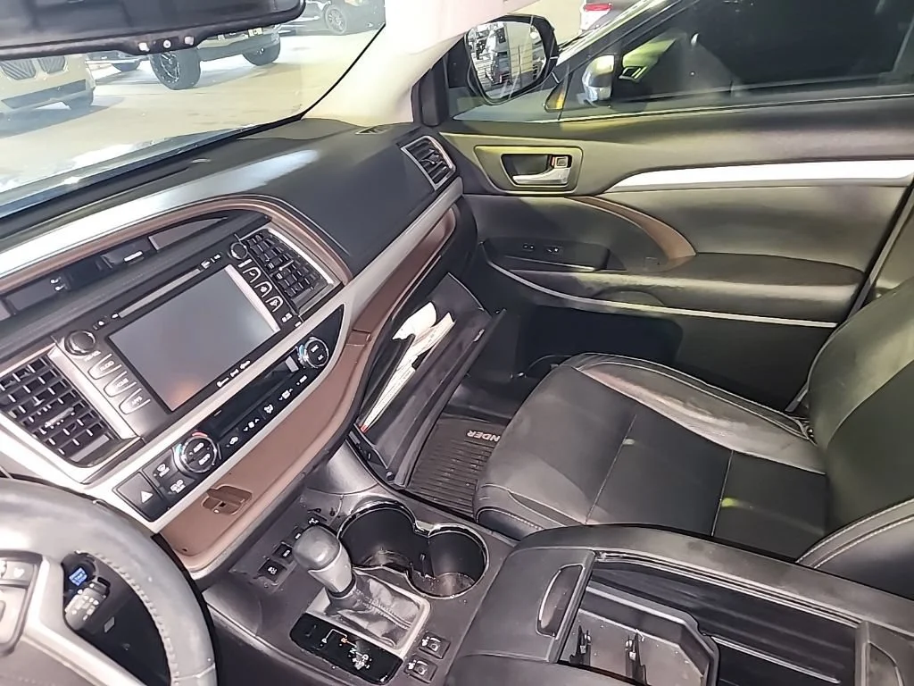 Used 2016 Midnight Black Metallic Toyota XLE image 4