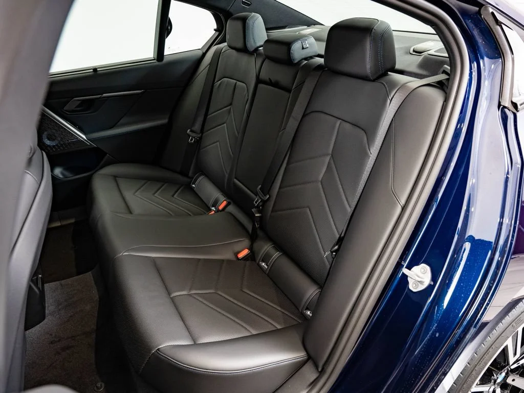 New 2027 Tanzanite Blue II Metallic BMW 550e xDrive image 41