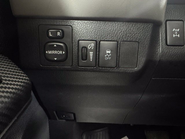 Used 2013 Green Toyota LE image 18