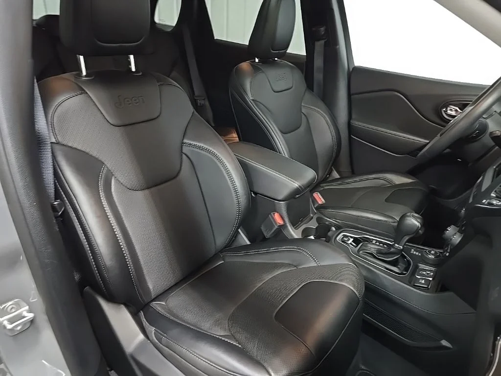 Used 2023 Gray Jeep Altitude image 17