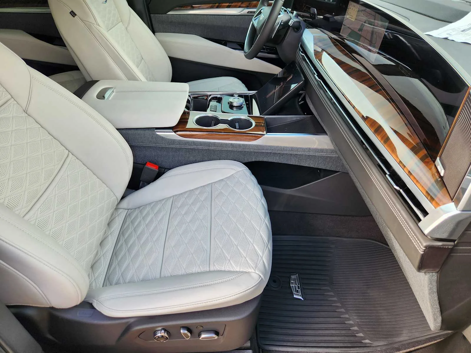 2026 Cadillac Escalade Platinum Sport - Photo 9