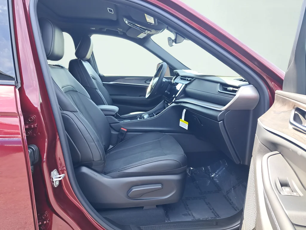 New 2026 Velvet Red Pearl-Coat Exterior Paint Jeep Laredo Altitude image 16
