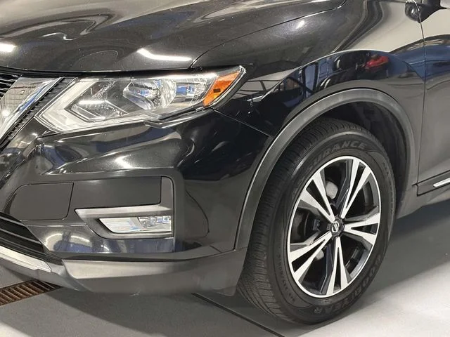 Used 2017 Magnetic Black Nissan SL image 10