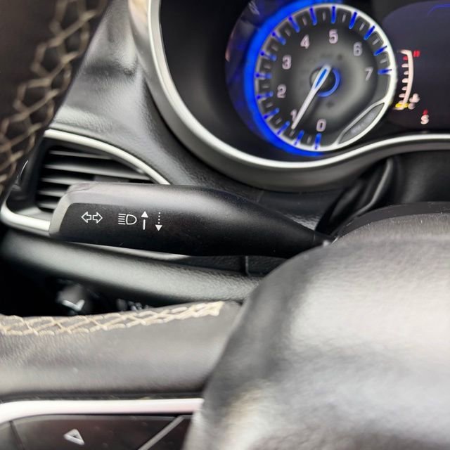 Used 2025  Chrysler Select image 19