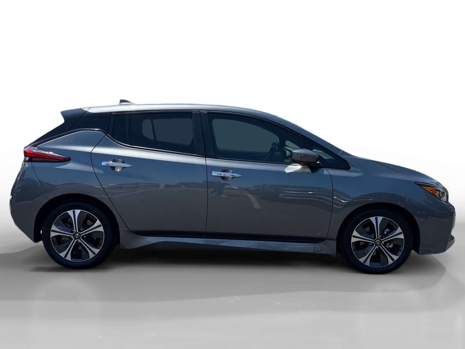 Used 2022 Gun Metallic Nissan SV image 6