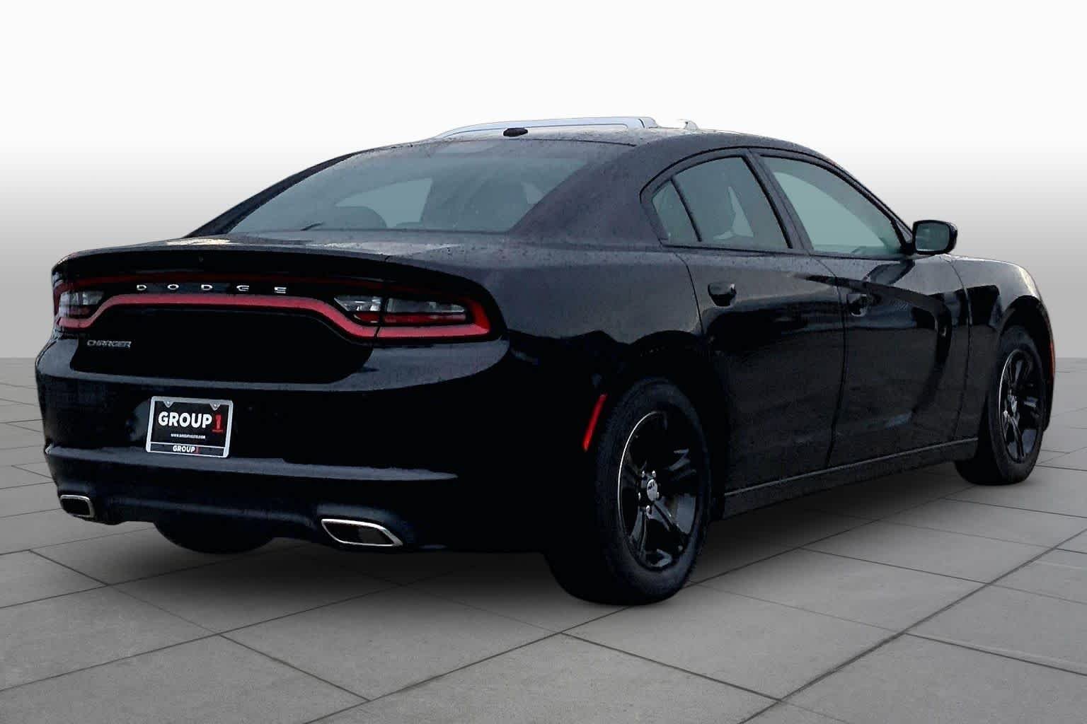 Used 2022 Pitch Black Clearcoat Dodge SXT image 12