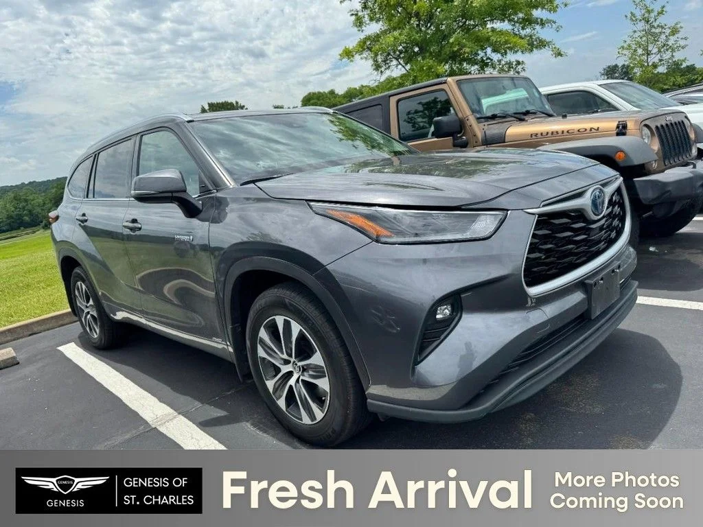 Used 2021 Magnetic Gray Metallic Toyota XLE image 1