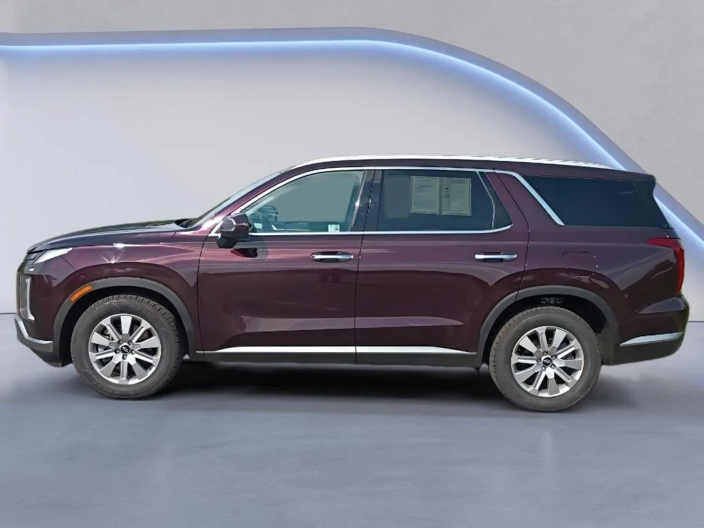 Used 2025  Hyundai SEL image 2