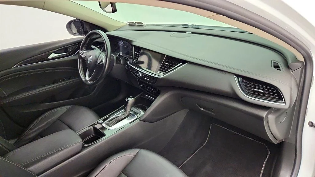 Used 2019 Summit White Buick 5dr Wagon Essence AWD image 23