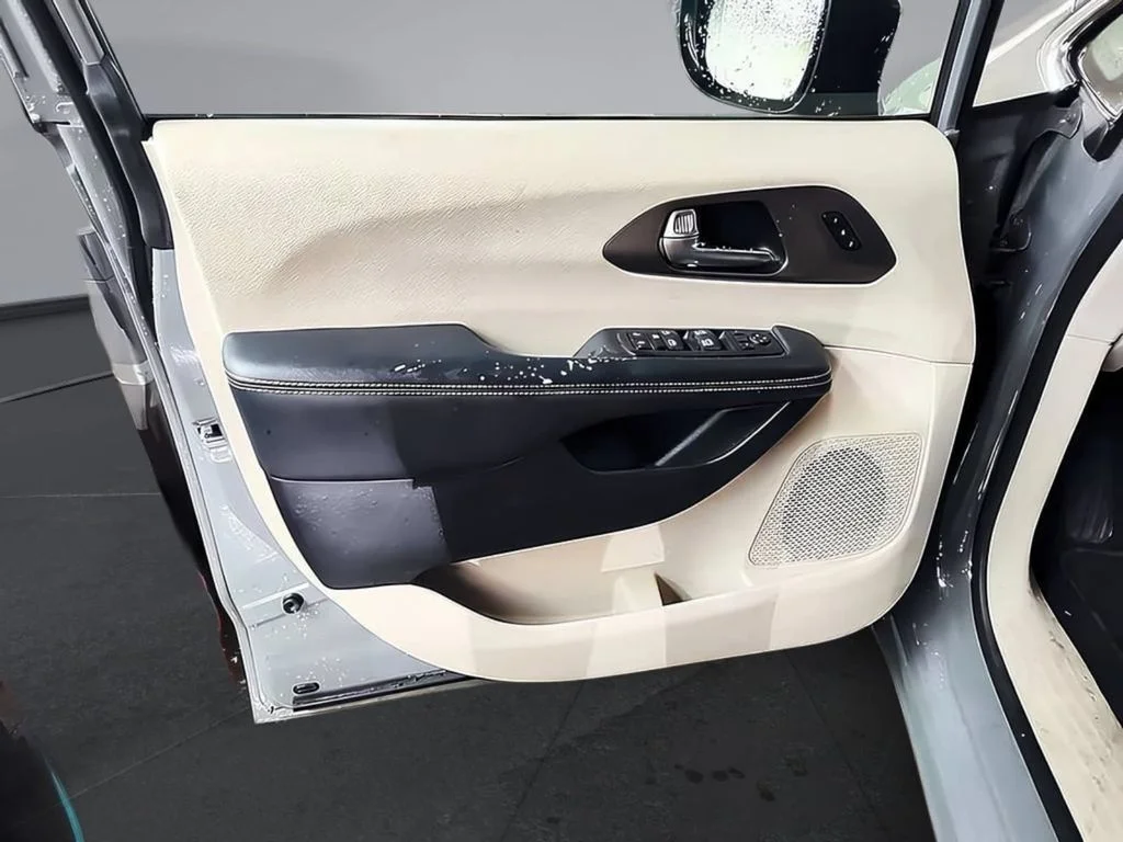 Used 2023 Ceramic Gray Clearcoat Chrysler Touring L image 6
