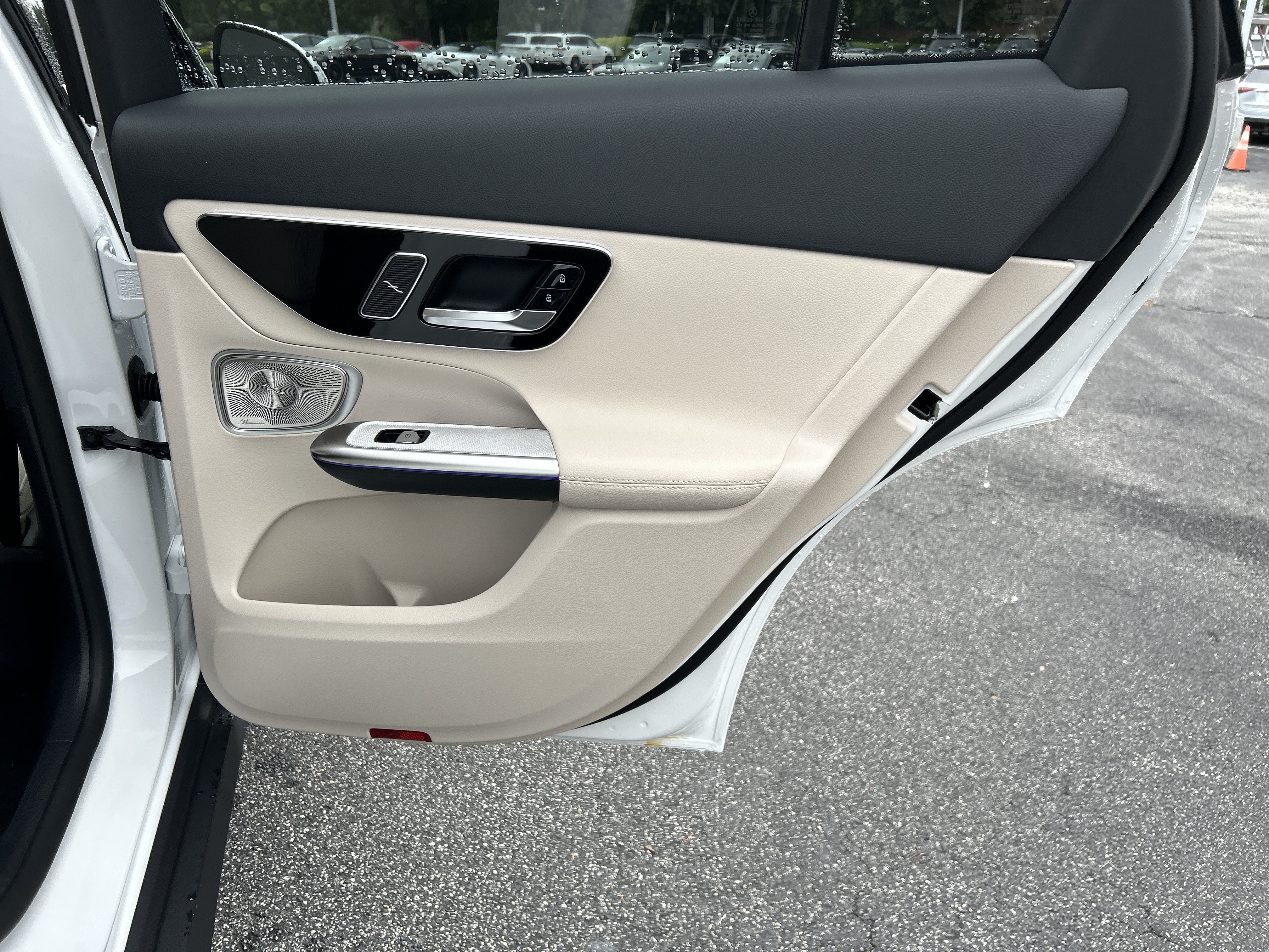 New 2026 MANUFAKTUR Moonlight White Metallic Mercedes-Benz GLC 300 4MATIC® Coupe image 38