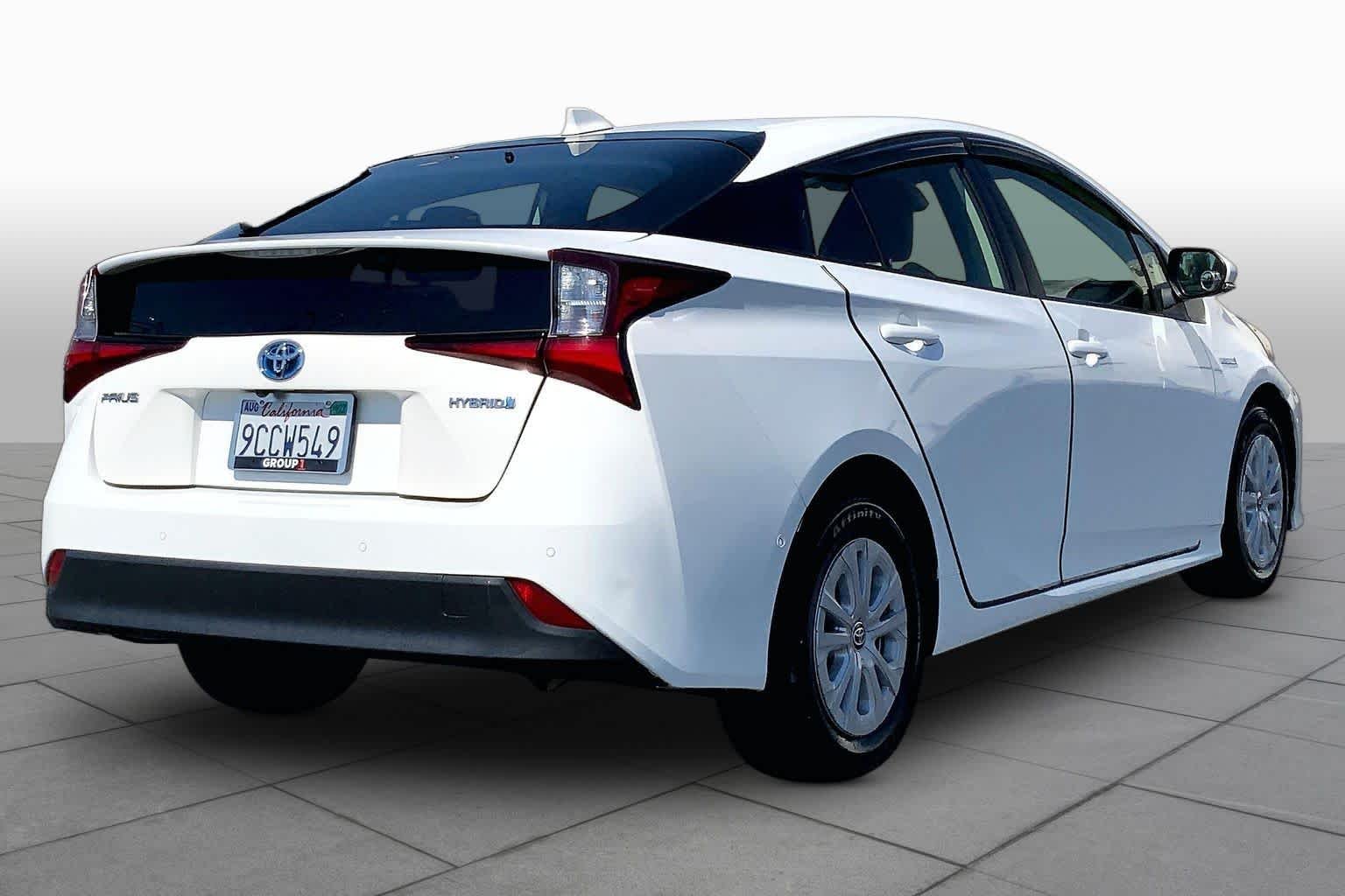 Used 2022 White Toyota LE image 12