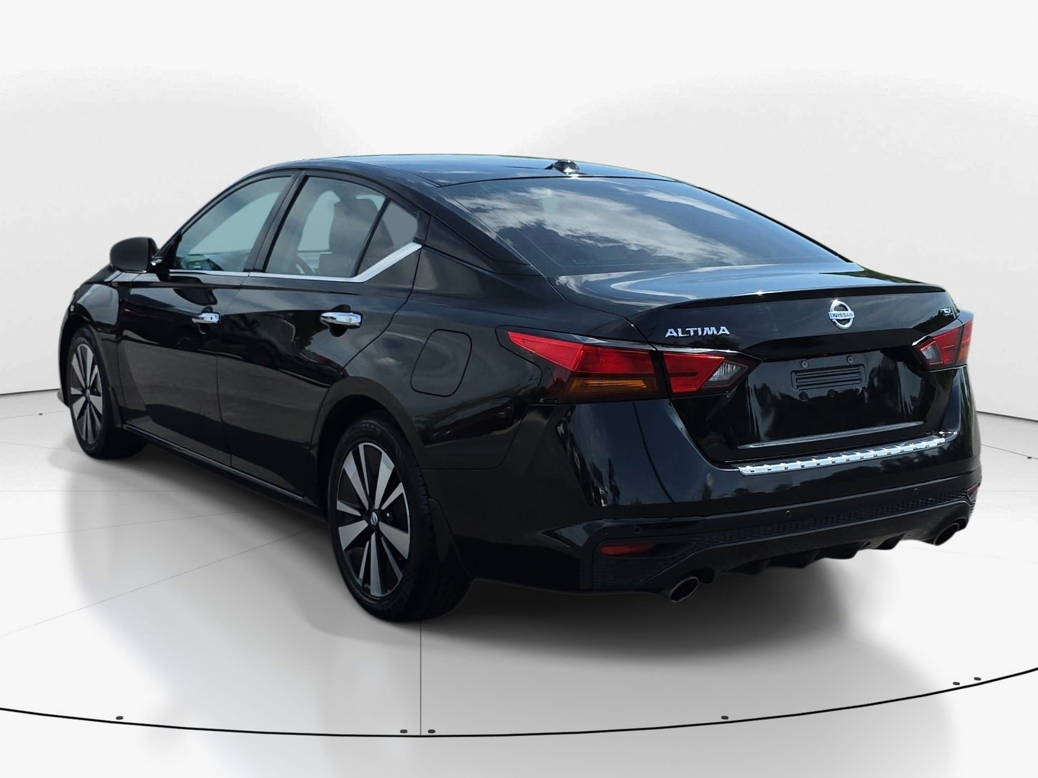 Used 2021 Super Black Nissan 2.5 SL image 5