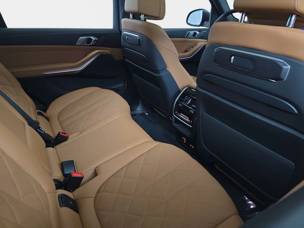 Used 2024 Skyscraper Gray Metallic BMW xDrive40i image 11