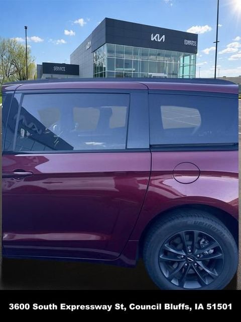 Used 2020 Red Chrysler Launch Edition image 9