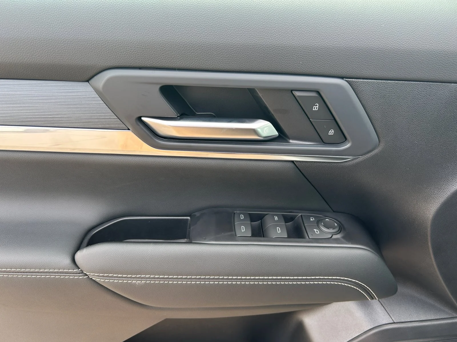 New 2027 Summit White GMC AWD Elevation image 16