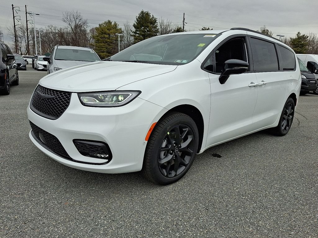 New 2026 Bright White Clear-Coat Exterior Paint Chrysler Select image 2