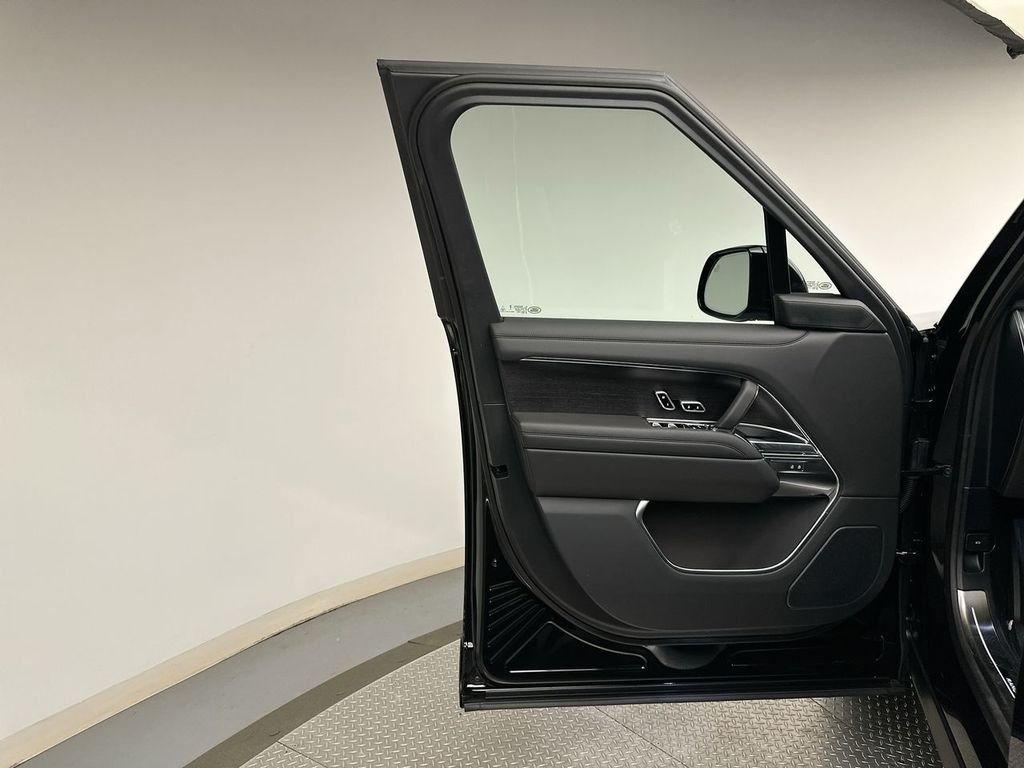 New 2027 Santorini Black Land Rover SE image 9