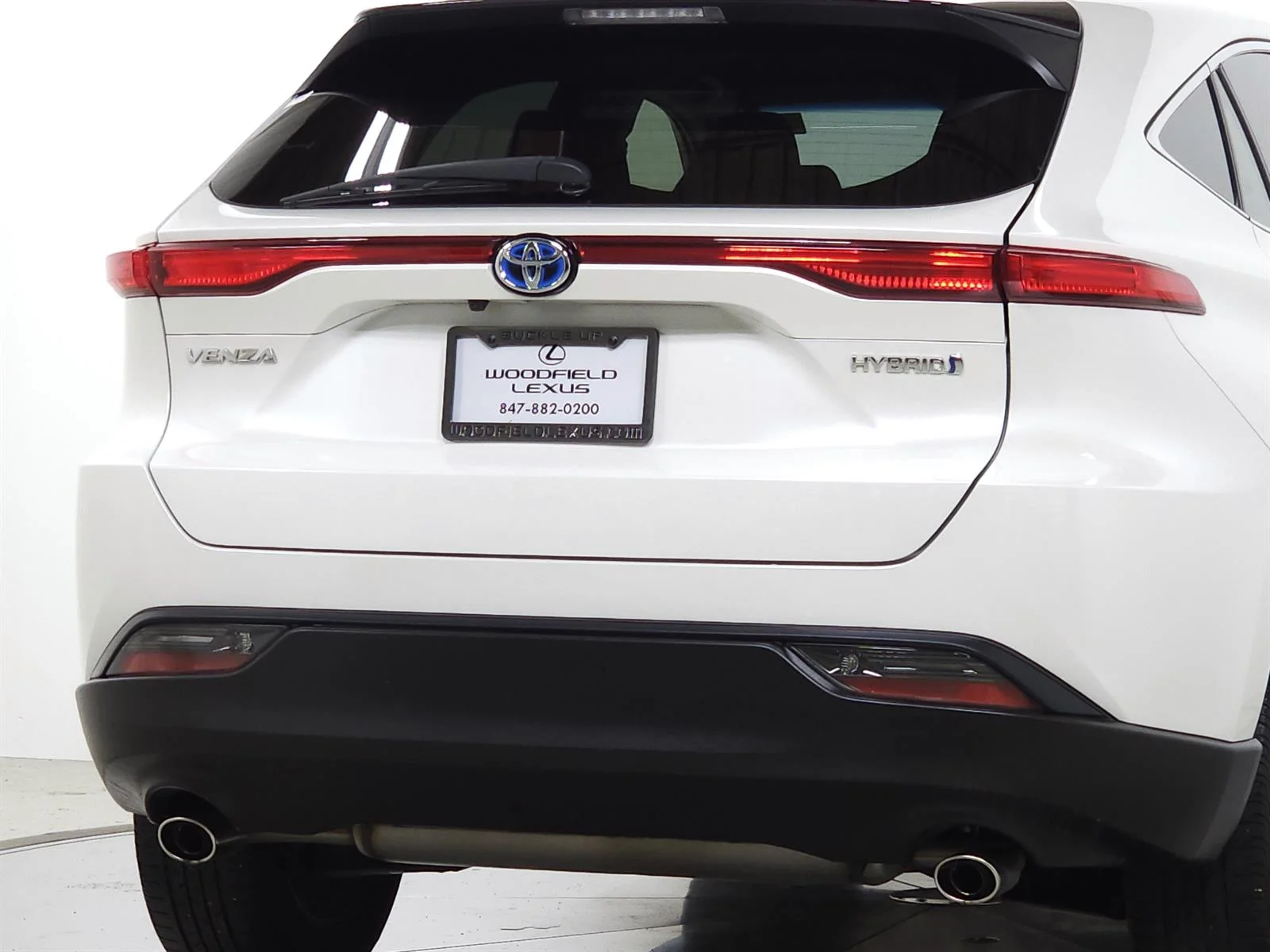 Used 2022 White Toyota LE image 10
