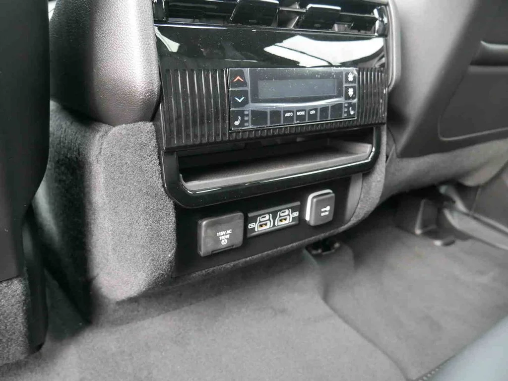 2025 Jeep Wagoneer L Series II - Photo 18