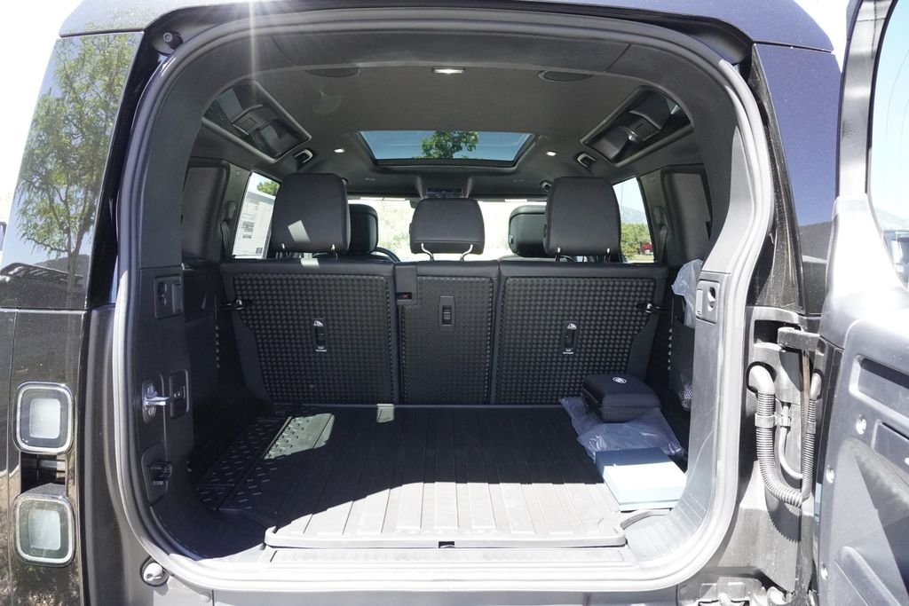 New 2026 Santorini Black Land Rover X-Dynamic SE image 31