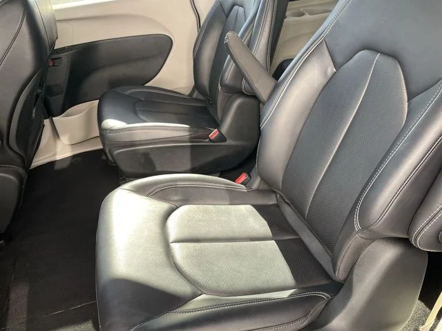 Used 2024 Black Chrysler Select image 22