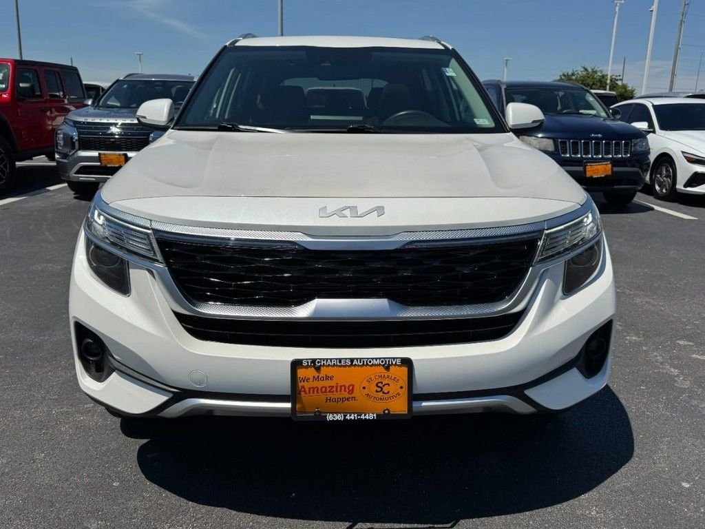 Used 2022 White Kia EX image 9