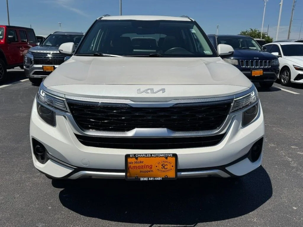 Used 2022 White Kia EX image 9