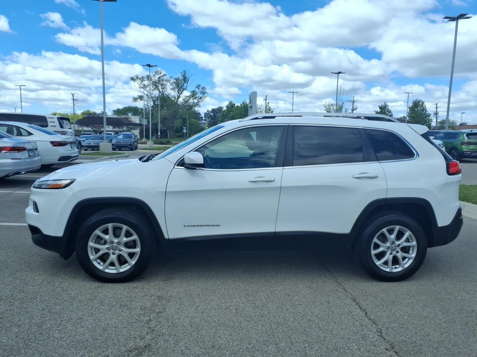 Used 2015 White Jeep 4WD 4DR LATITUDE image 4