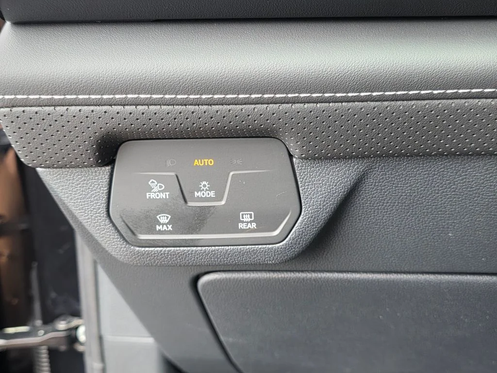 New 2026 Deep Black Pearl Volkswagen SE w/Technology image 15
