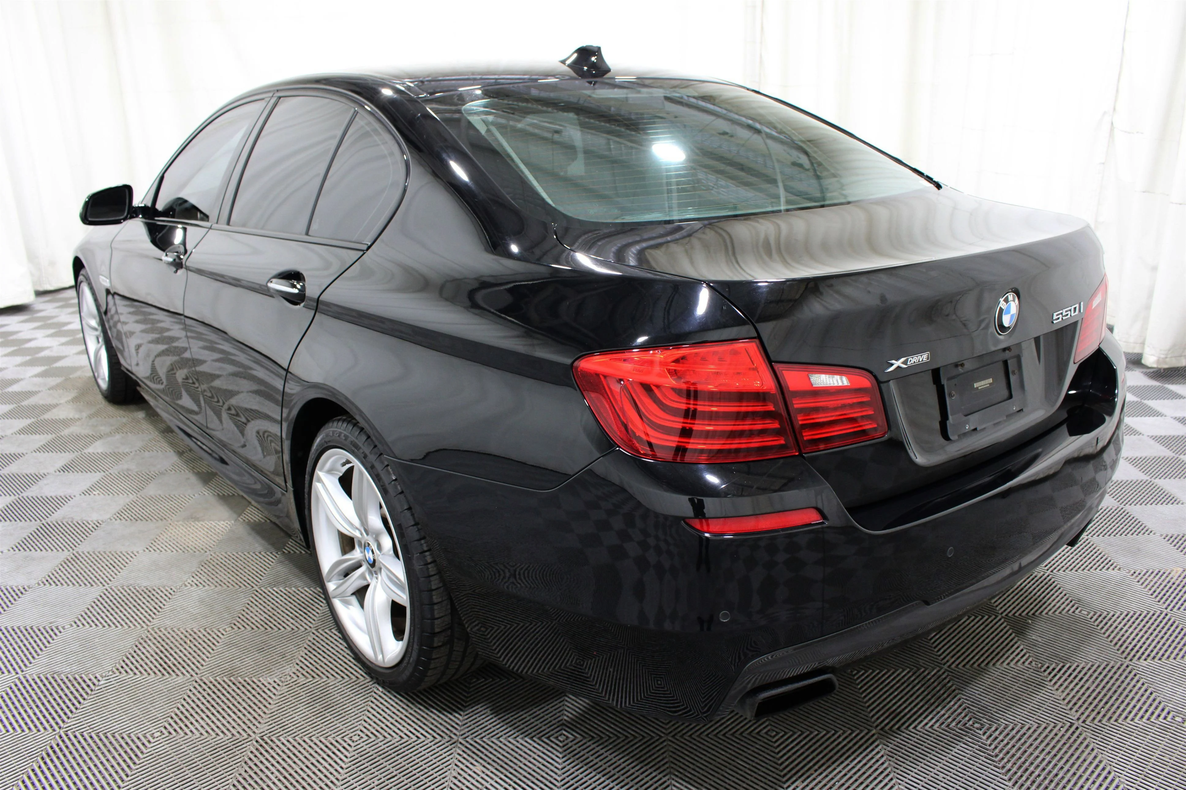 2016 BMW 5 Series 550i - Photo 34