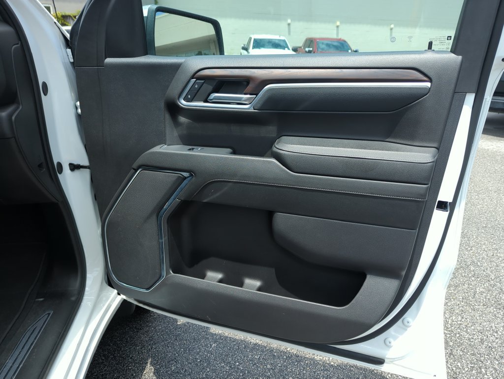 Used 2024 White GMC SLT image 30