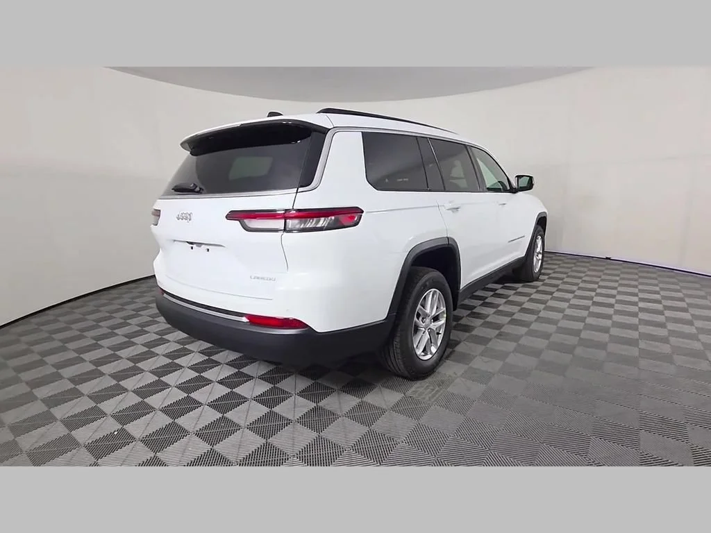 New 2026 Bright White Clear-Coat Exterior Paint Jeep Laredo X image 27