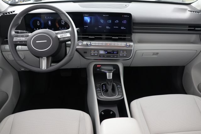 Used 2025 White Hyundai SEL image 2