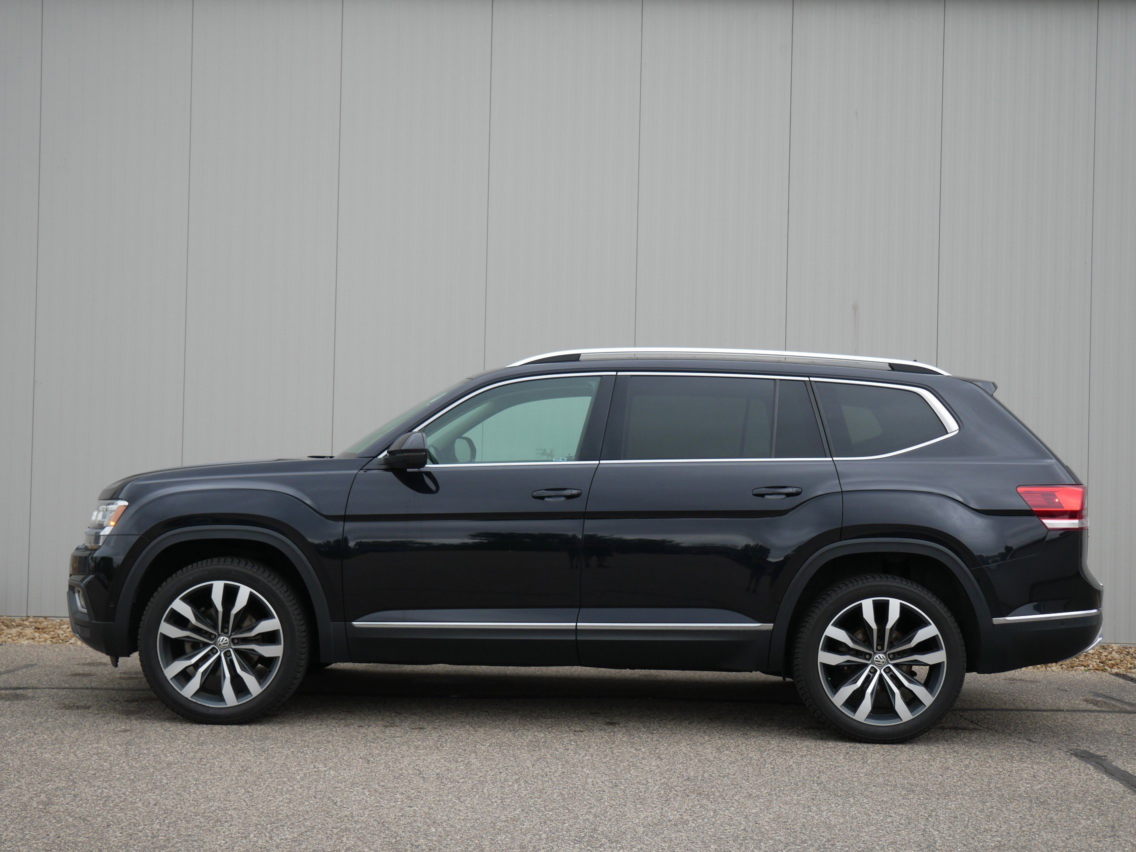 Used 2019 Volkswagen Atlas SEL Premium with VIN 1V2NR2CA4KC548546 for sale in Hastings, Minnesota