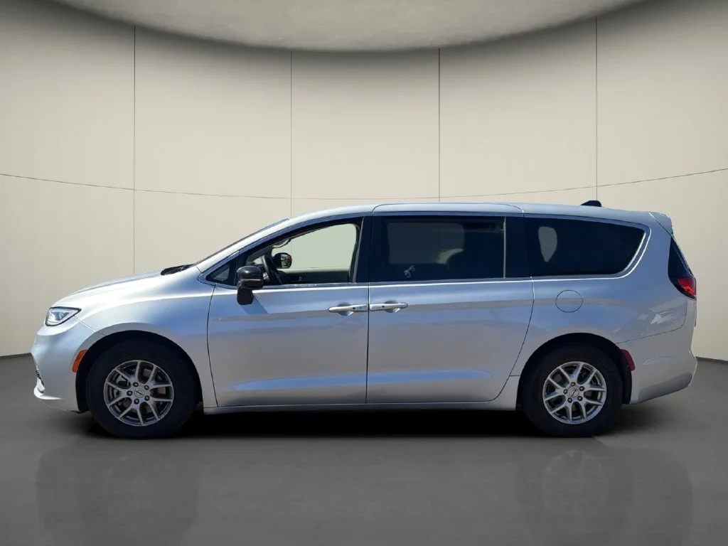 Used 2024 Silver Chrysler Touring L image 4