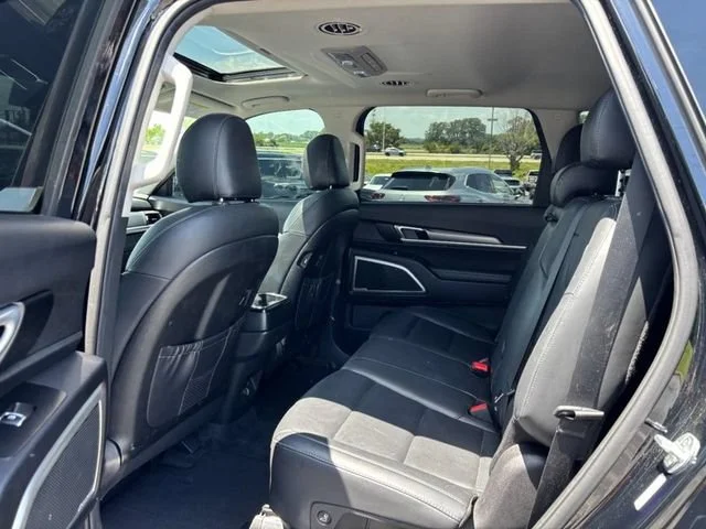 Used 2020 Black Kia S image 11