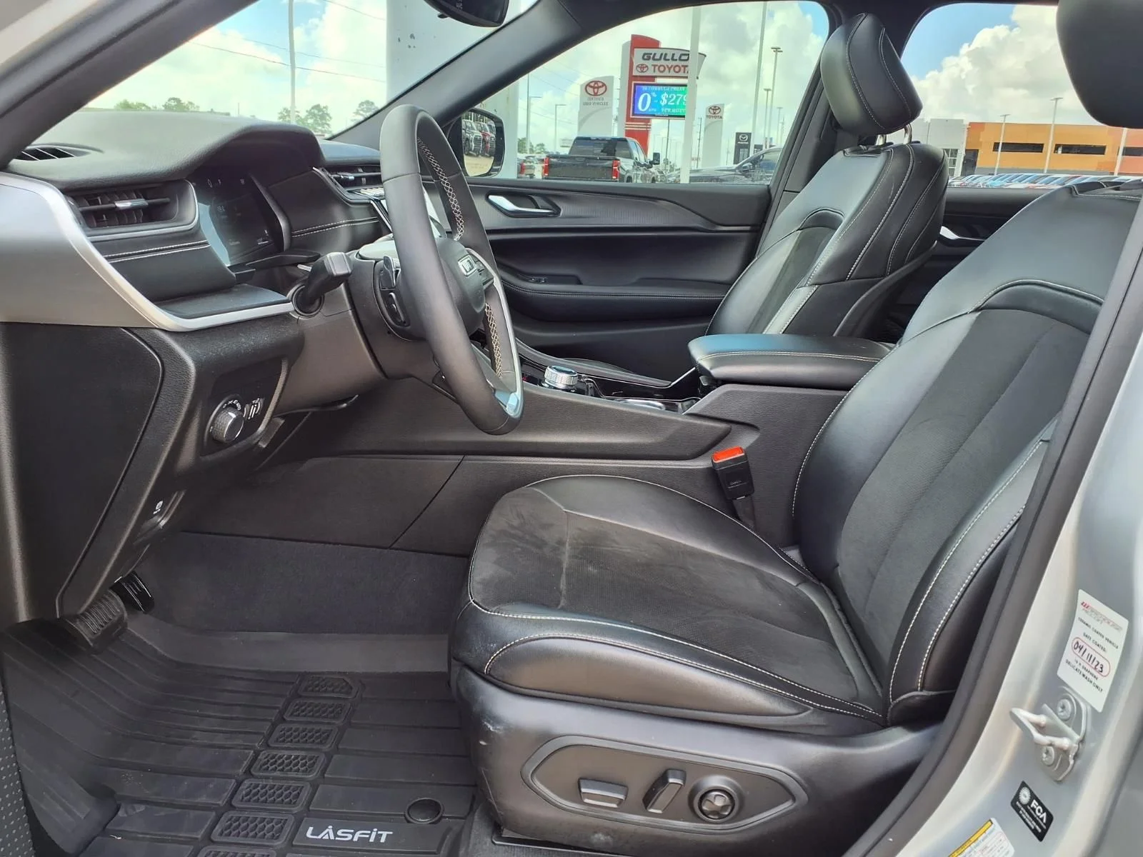 Used 2023 Silver Jeep Altitude image 17