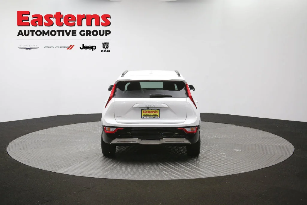 Used 2023 White Kia Wind image 32