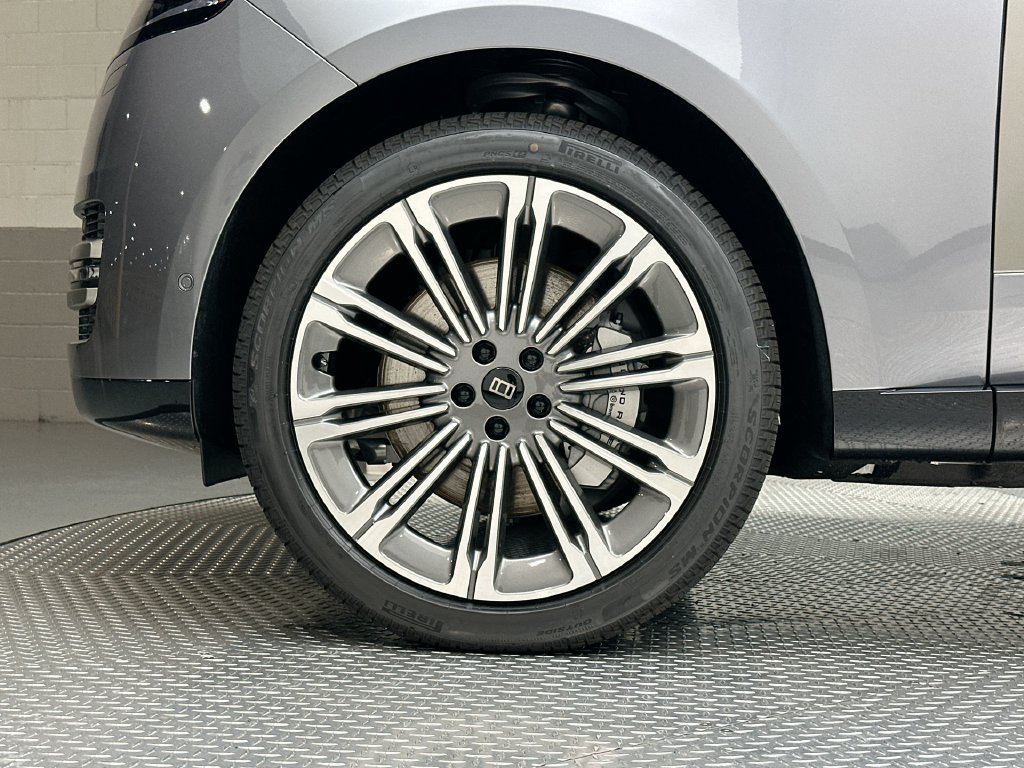 New 2027 Eiger Grey Metallic Land Rover SE image 5