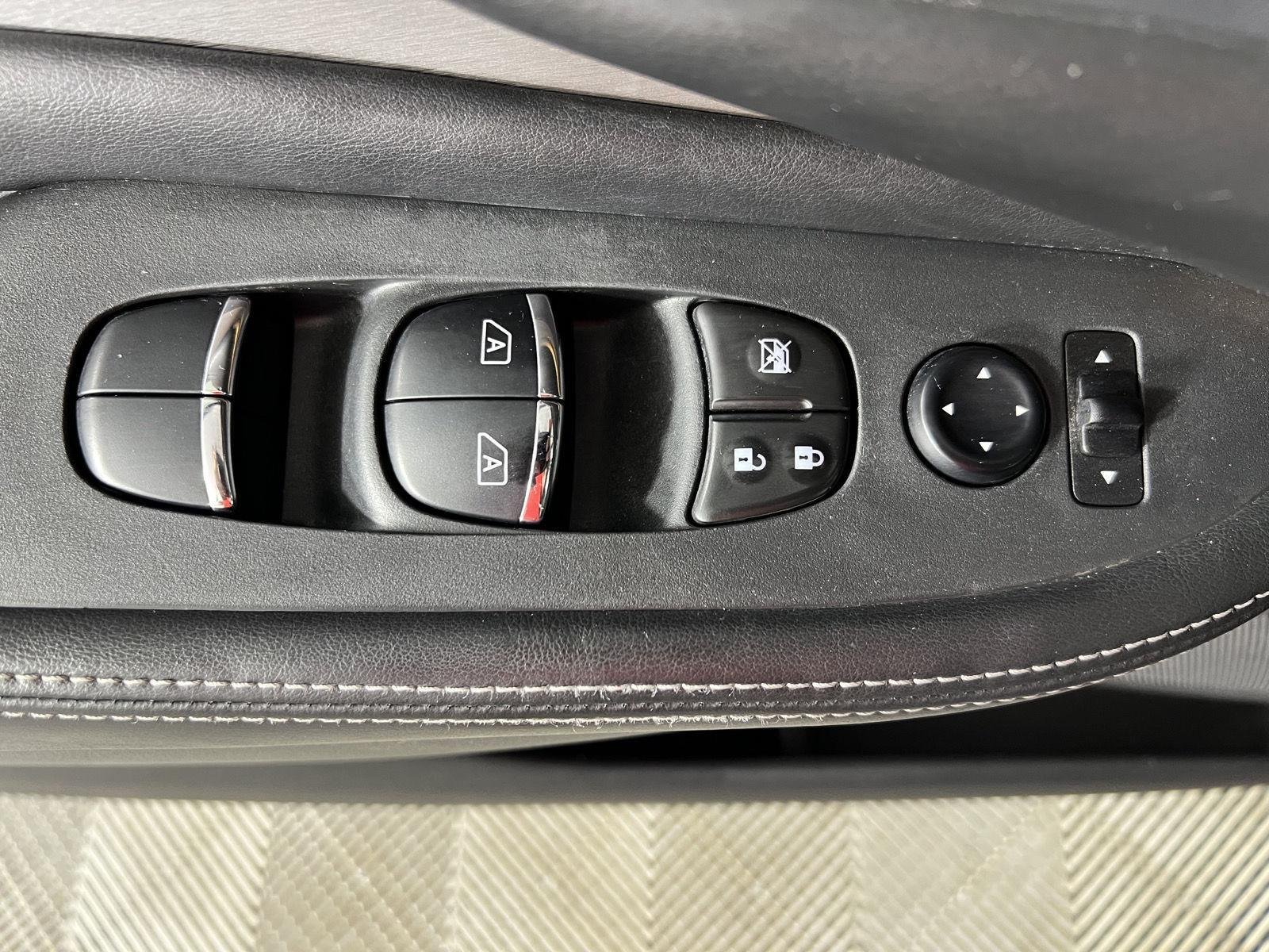 Used 2020 Cayenne Red Metallic Nissan SL image 10