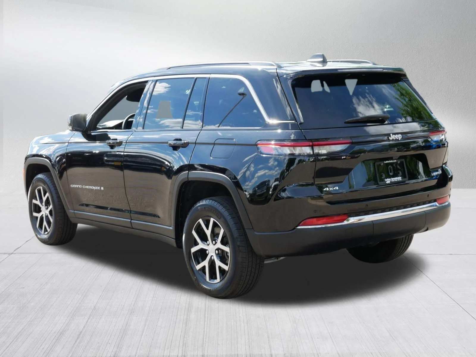 Used 2025 Diamond Black Crystal Pearlcoat Jeep Limited image 5