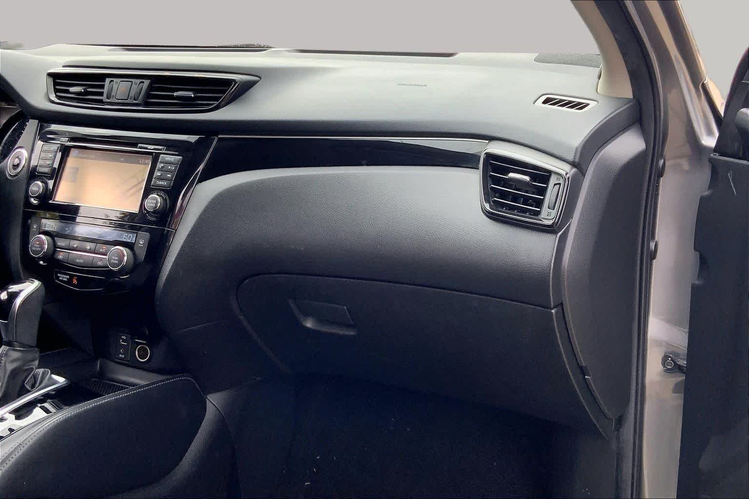Used 2018 Gun Metallic Nissan SL image 19