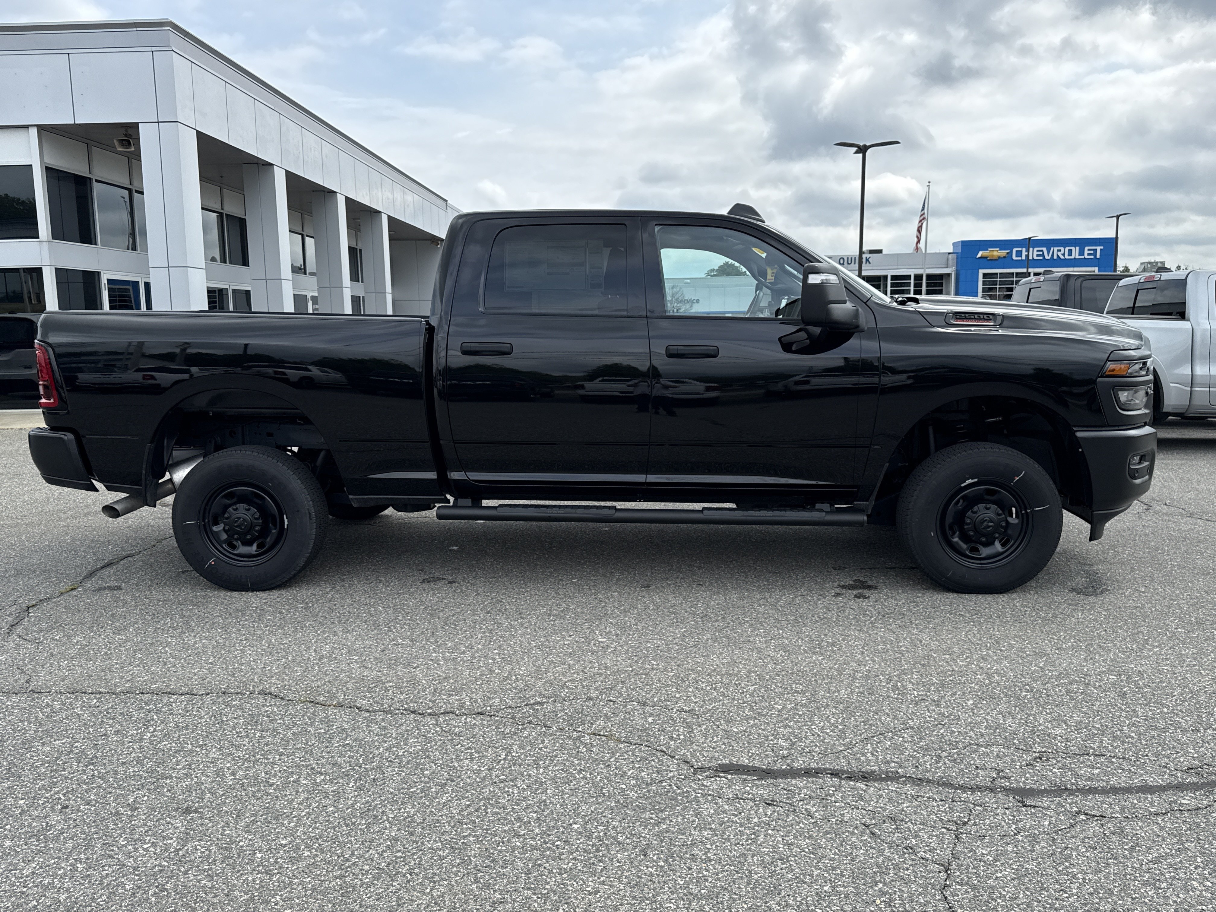 New 2026 Diamond Black Crystal Pearl-Coat Exterior Paint RAM Tradesman image 8