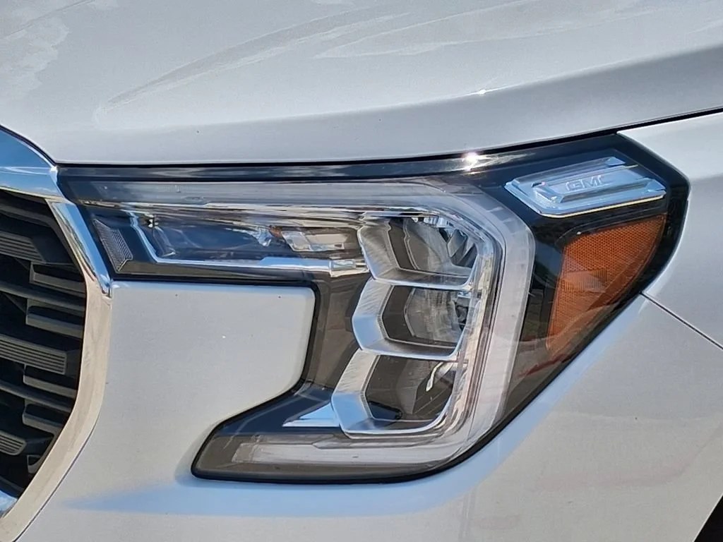 Used 2024 Summit White GMC SLE image 7