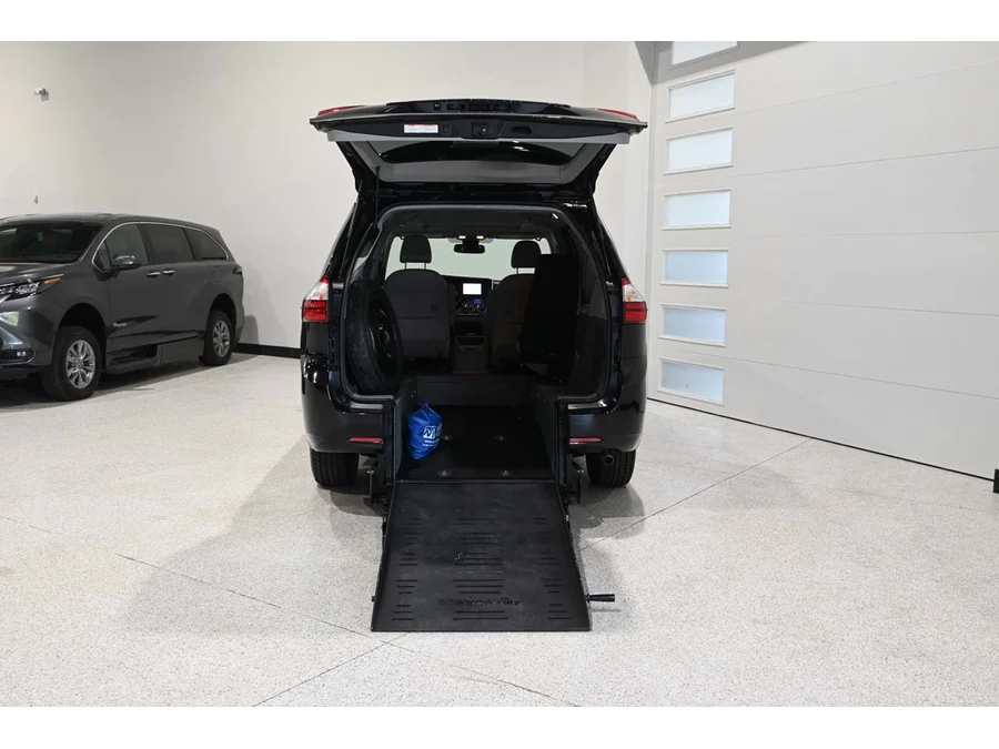 Used 2019 BLACK Toyota XLE Mobility Handicap Van image 18