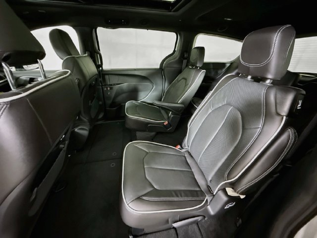 New 2027 Bright White Clear-Coat Paint Chrysler Limited image 25