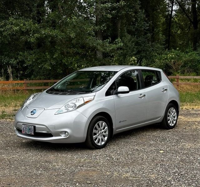 Used 2017 Brilliant Silver Nissan S image 4