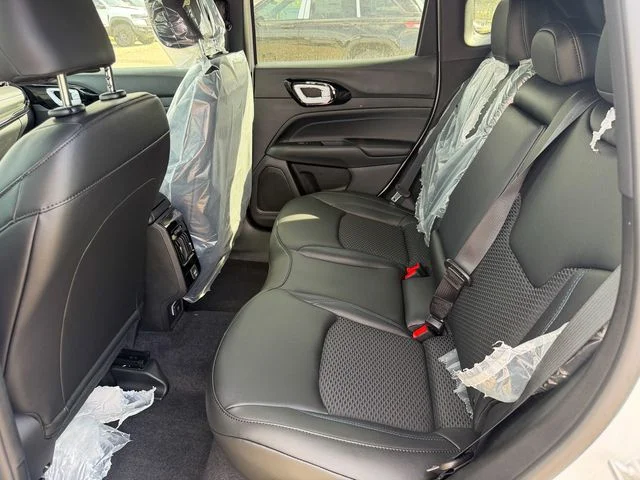 New 2026 Bright White Clear-Coat Exterior Paint Jeep Latitude image 22