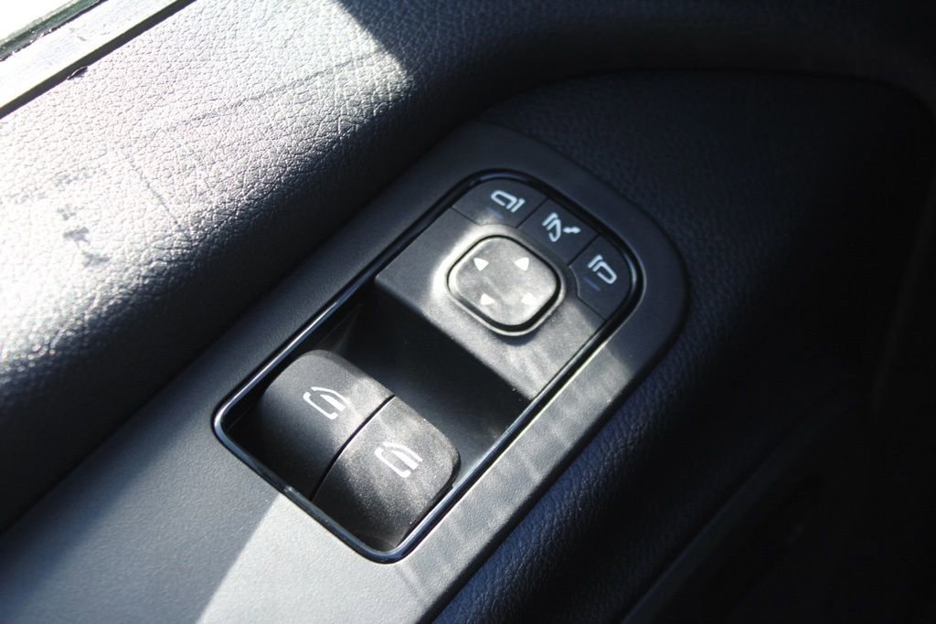 New 2026 Arctic+White Mercedes-Benz Crew 144 WB image 65